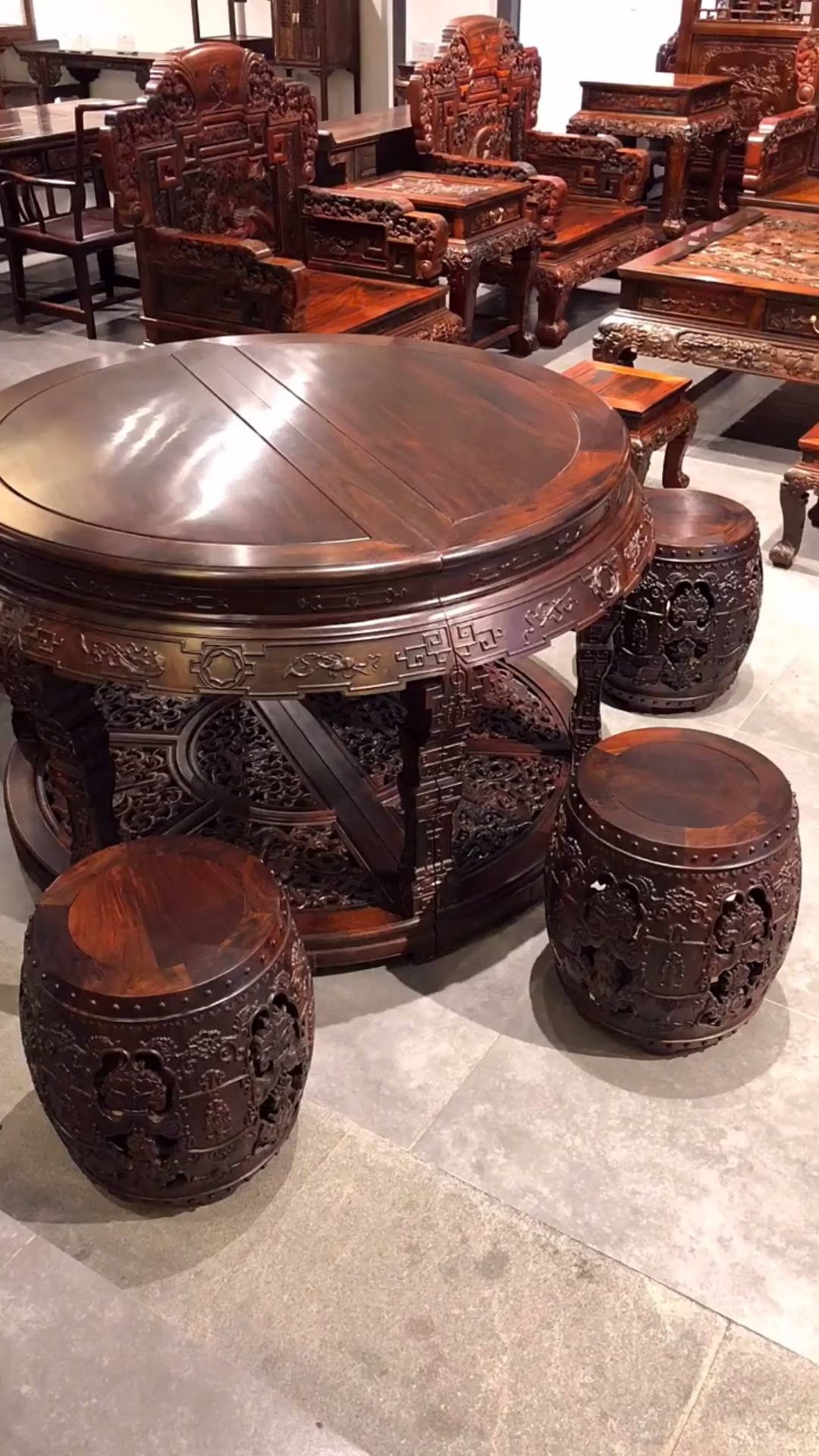 我要上热门#故宫博物馆收藏同款,满雕西番莲圆鼓桌