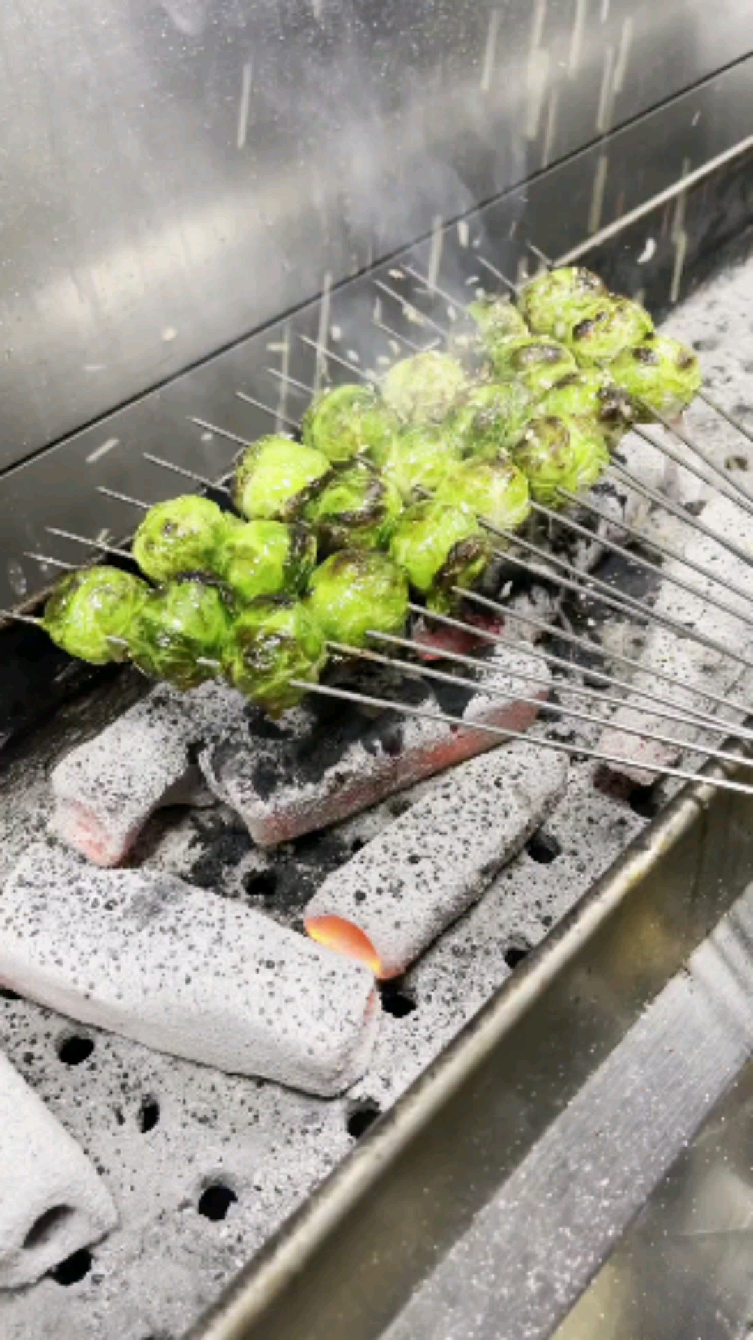 万物皆可烧烤#烧烤教程炭烤小甘蓝.-度小视