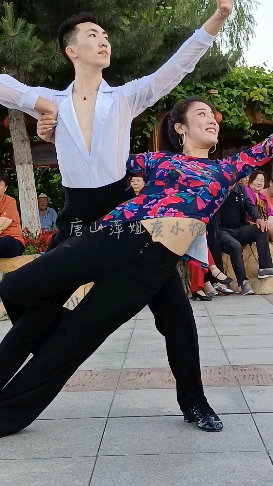 果果不不姐弟俩精彩舞蹈舞姿优美引来众多粉丝围观