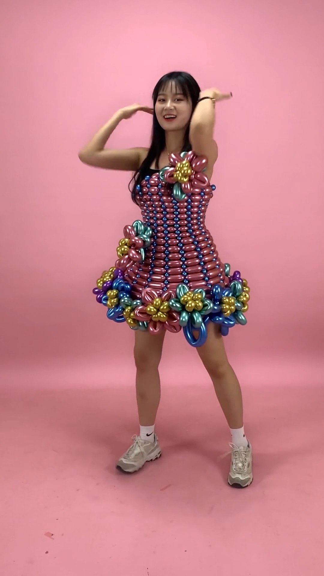 穿上用气球做的服装跳舞,是不是更漂亮?