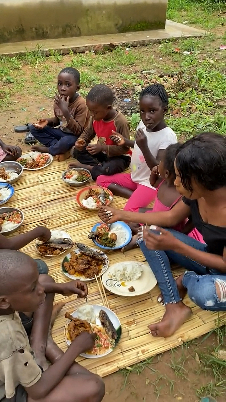 非洲人的生活#看一下孩子们吃的太香了.