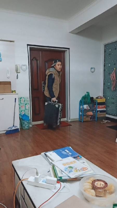 出差半个月回来刚进门就崩溃了,走的时候家里的冰箱门没关,这得浪费