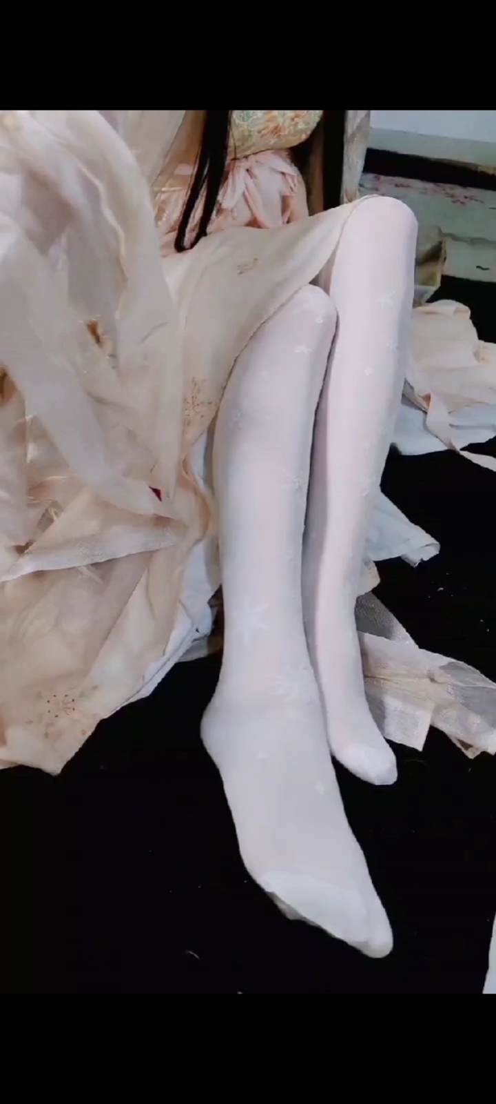 性感美女#古装长裙配上"白丝"裤袜,这不伦不类的穿搭还挺好看得