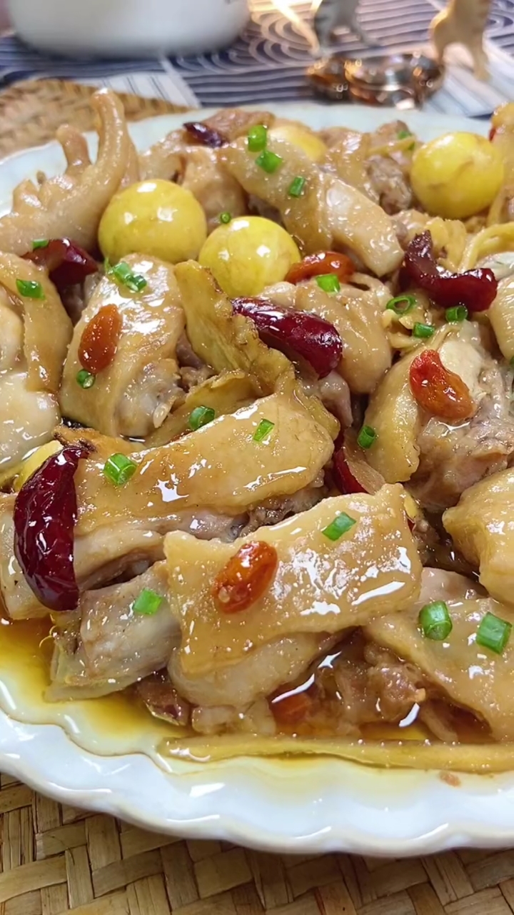 舌尖上的乡村美食#香气飘飘的当归红枣蒸鸡,做法简单,鲜香嫩滑又下饭