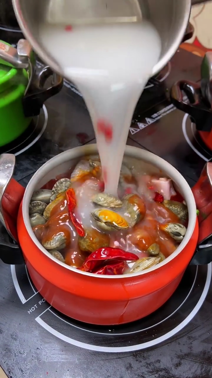 特色元气小焖锅,焖菜焖面焖米饭都能做,你们当地有吗?-度小视