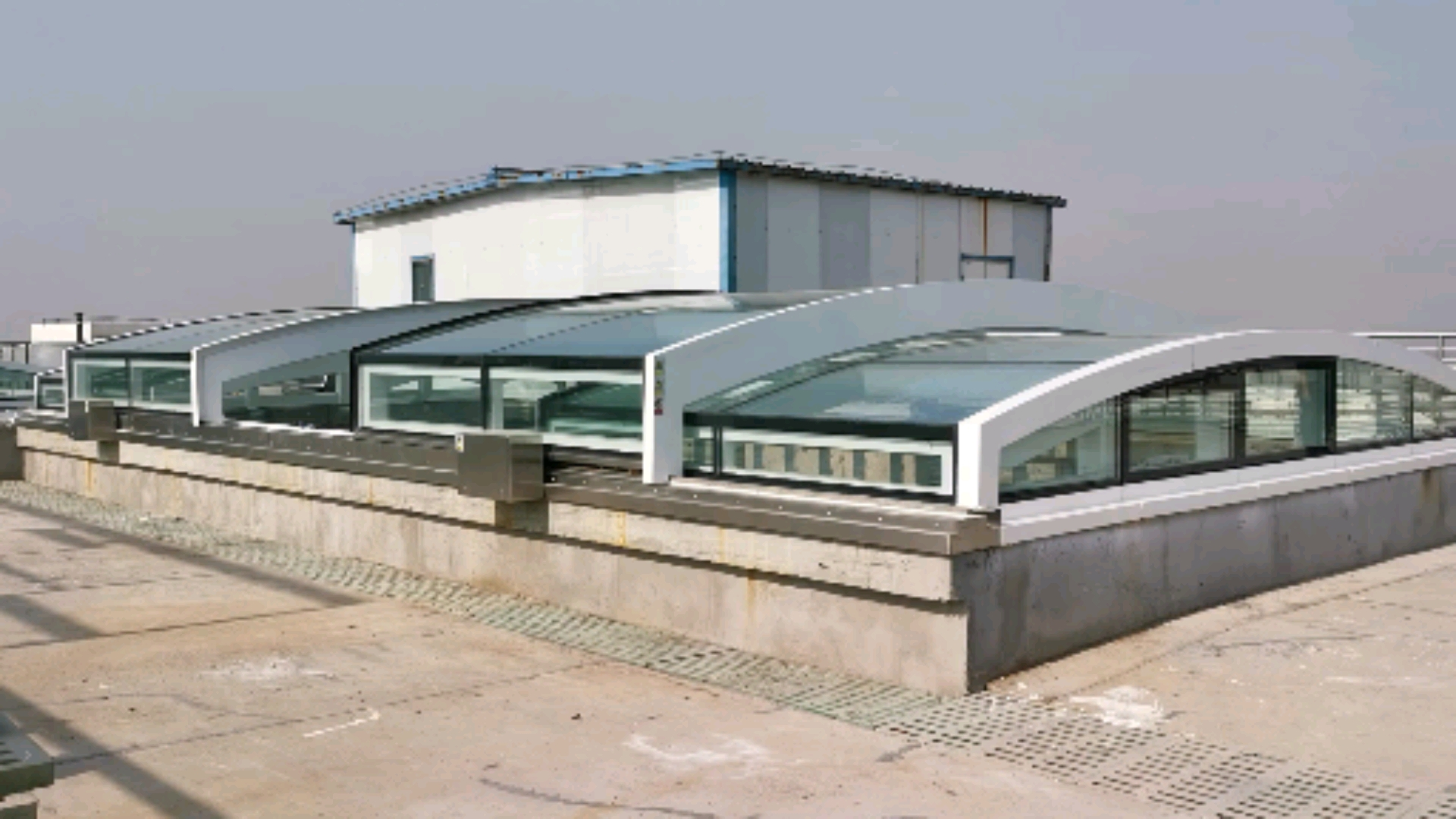 开合屋顶很好的解决室内空间的采光,保温,隔热与通风!