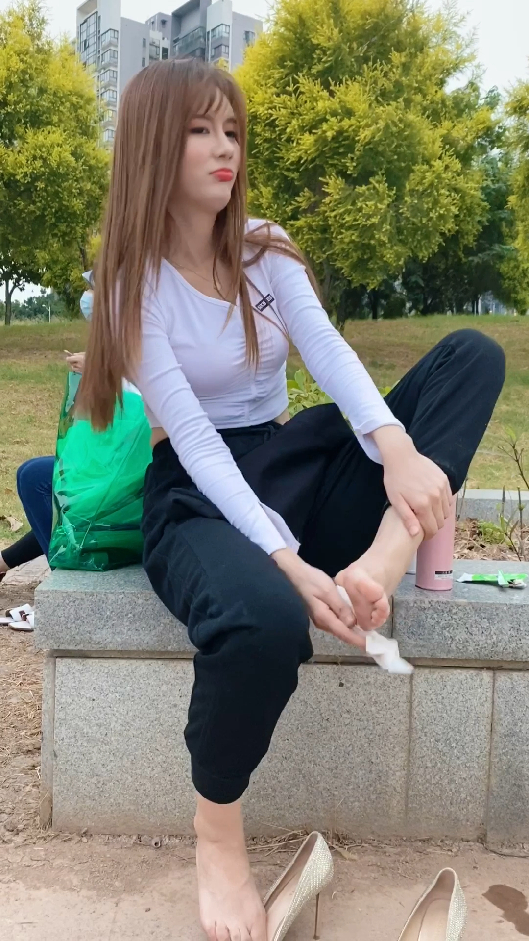 小姐姐的脚丫子亮了你去细看