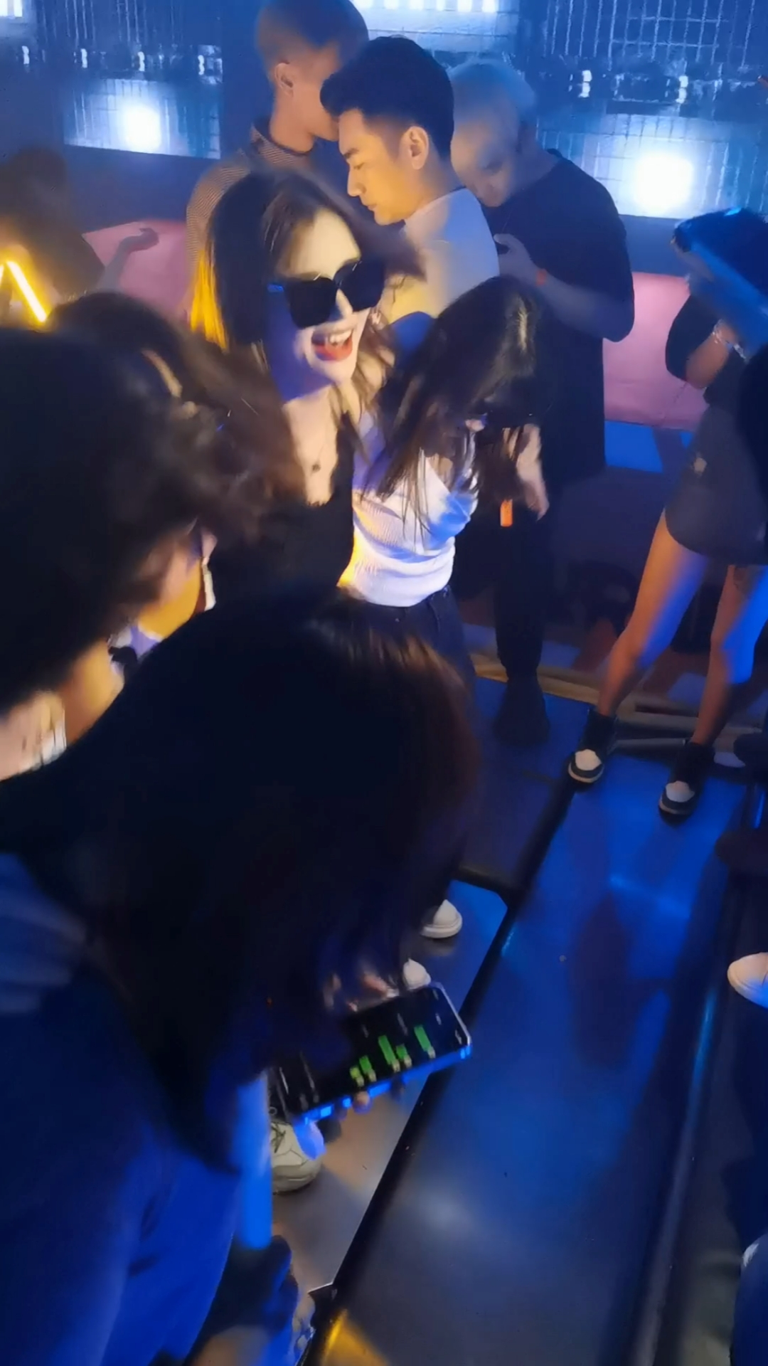 蹦迪#酒吧美女一排排!今晚喝好!明晚来