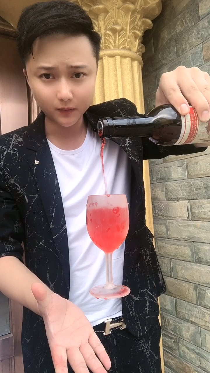 魔术师林剑伟#酒杯漂浮,你猜怎么做到的?
