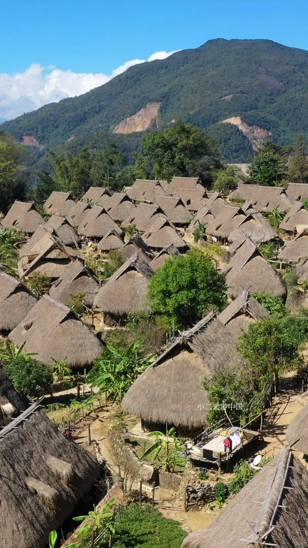 云南翁丁村中国最后的"原始部落",105户传统"茅草屋"藏于深山,偏远去