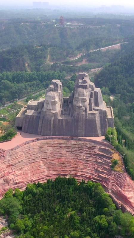 炎黄二帝巨像整体高106米,其中,山高55米,像高51米,雕塑中高者为炎帝