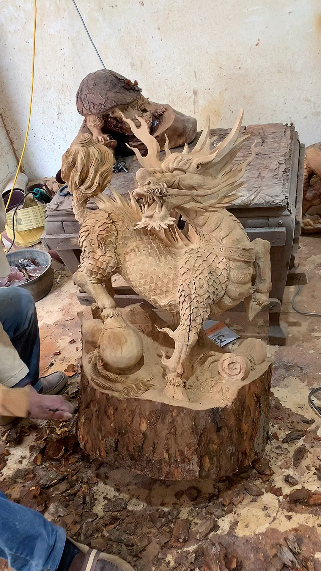 木雕制作过程#木雕招财麒麟根雕工艺品摆件