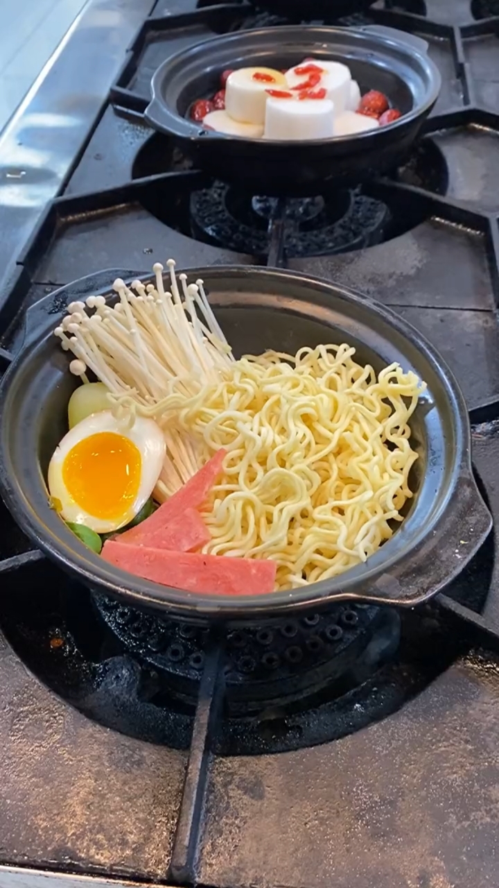 就算吃泡面也要对自己好一点,火腿鸡蛋要有,砂锅也要有!