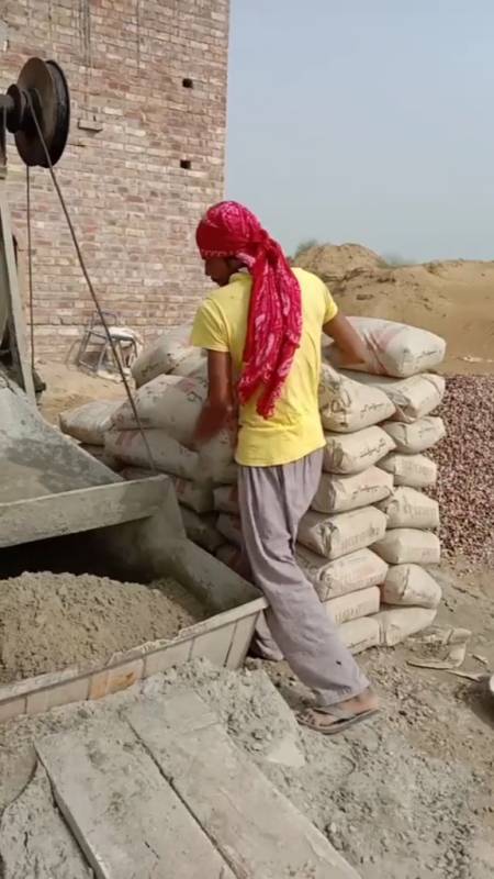 巴基斯坦建筑队小工,正在活灰,他这个样干一天收入600多卢币