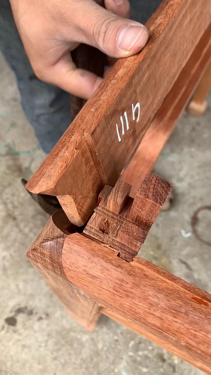 古典红木家具#红木家具制作,抱肩榫!