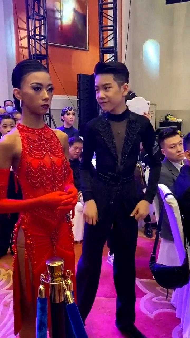 拉丁舞一个逗比可爱一个高贵冷艳墨茉组合互补相辅相成缺一不可