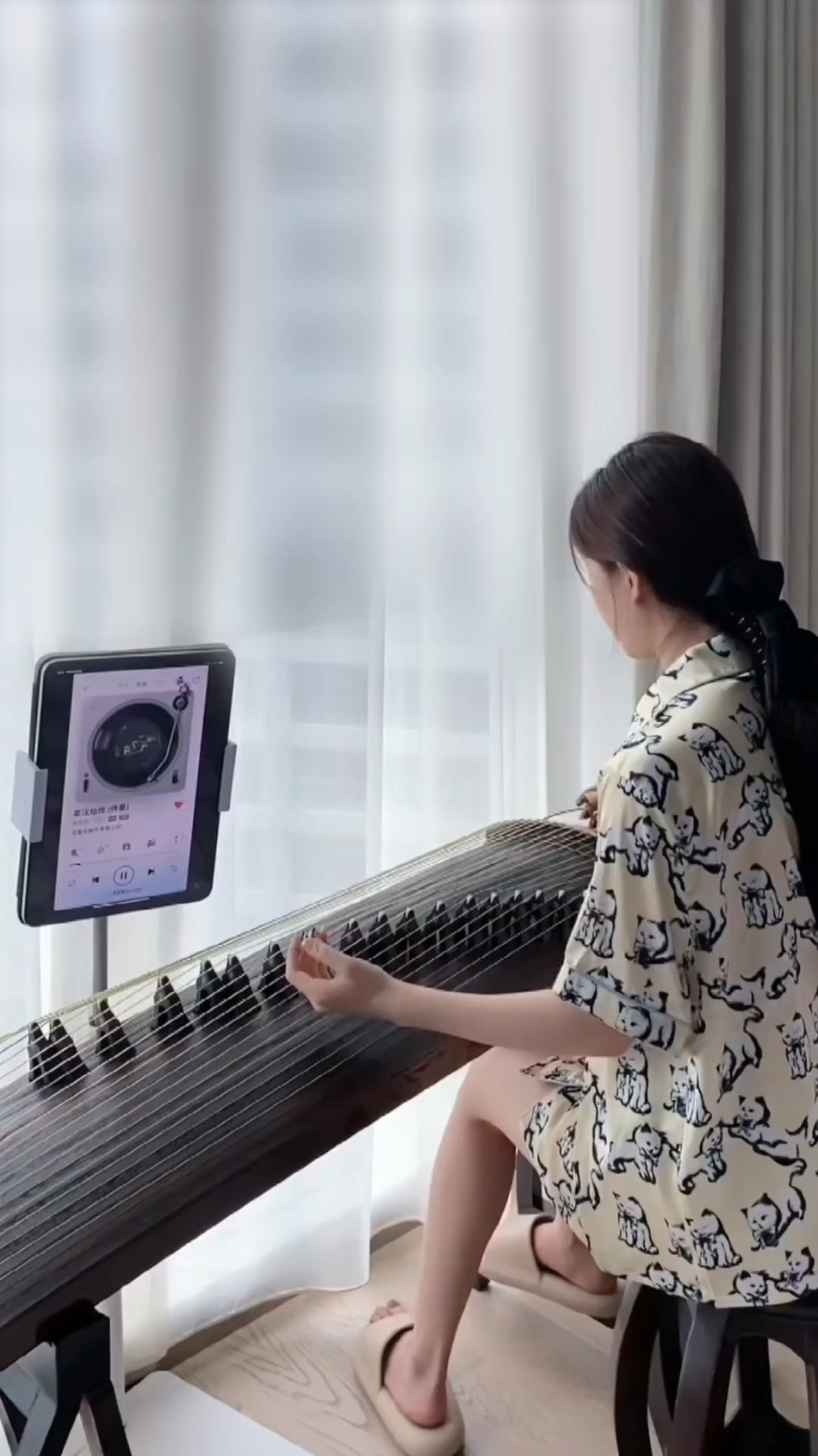 娱乐赵露思古筝弹奏星汉灿烂主题曲