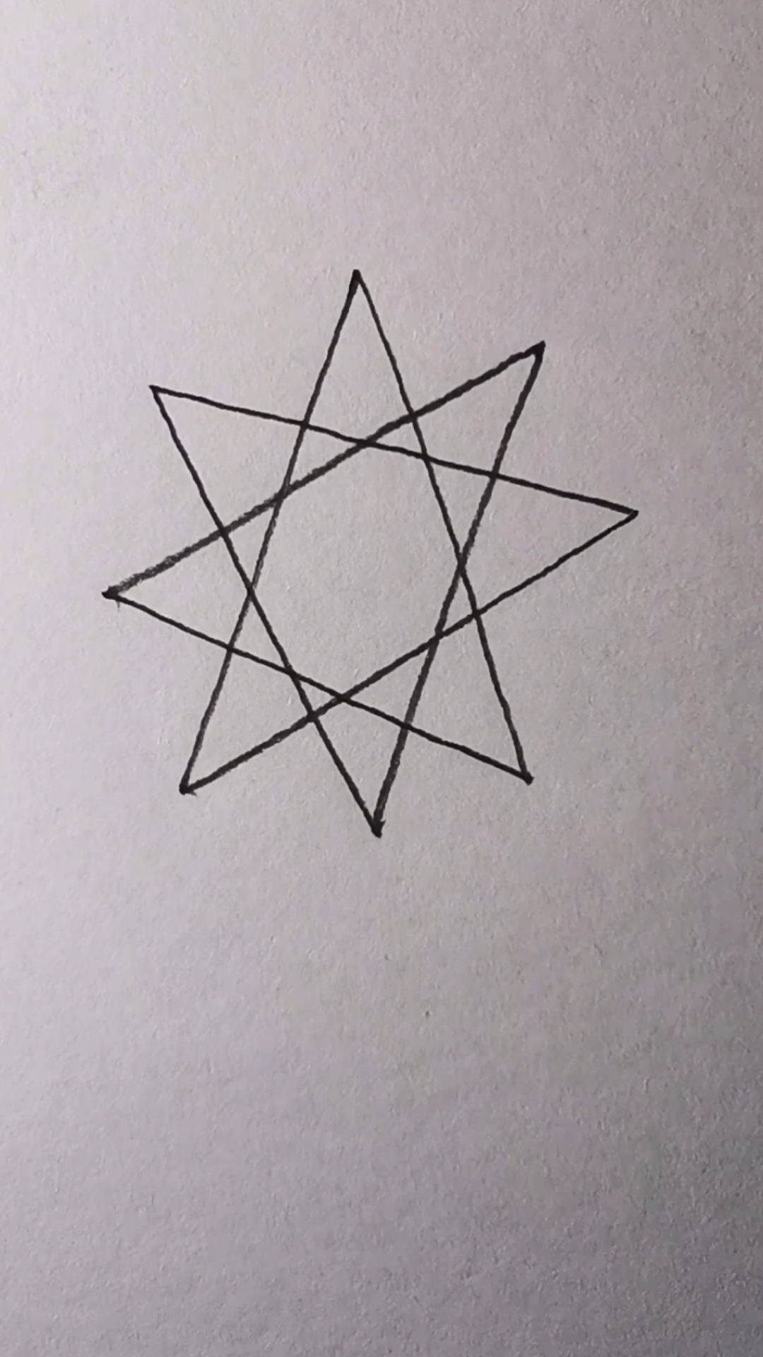 用四个"v"画八角星.你看我画的线条直吗?