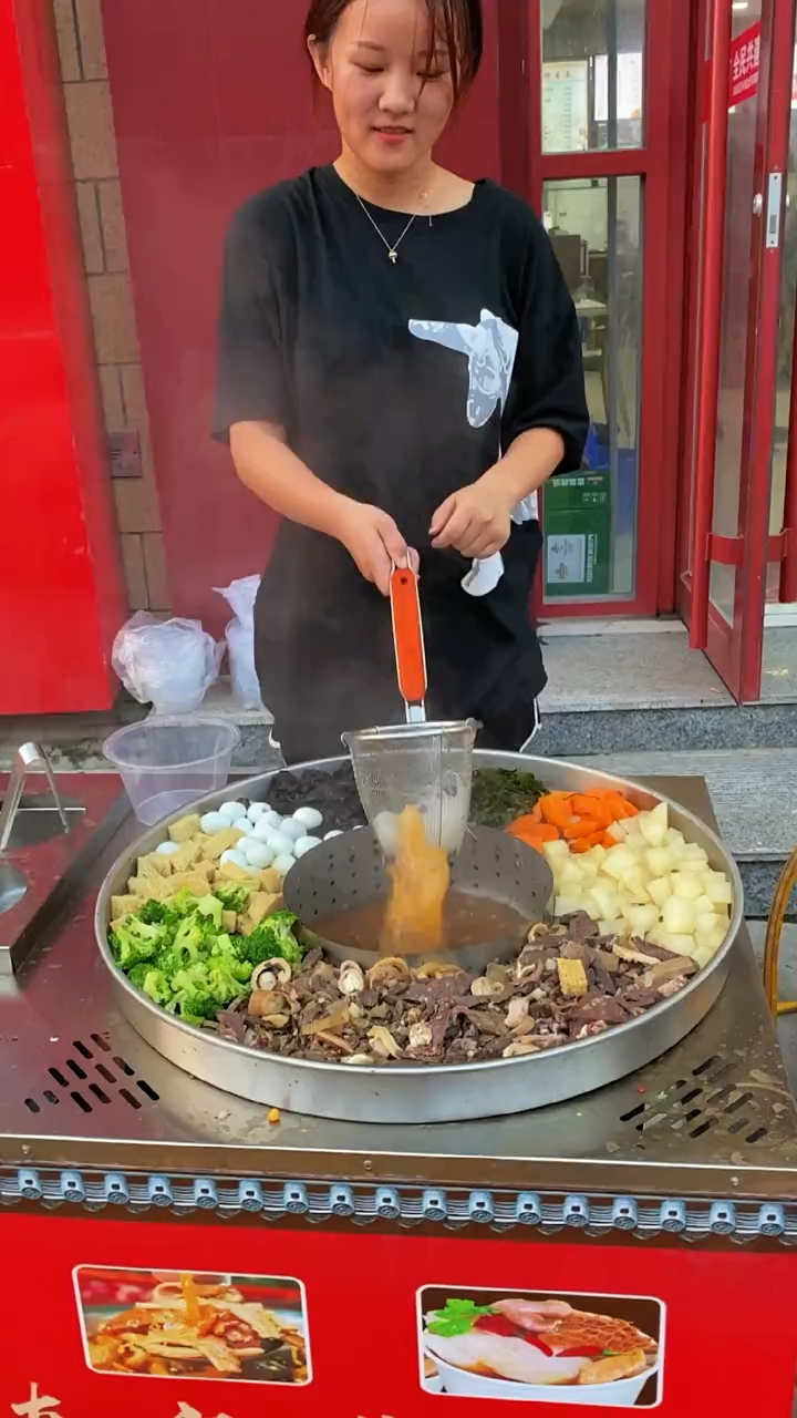 一人摆摊两人开店火爆全网喷泉牛杂