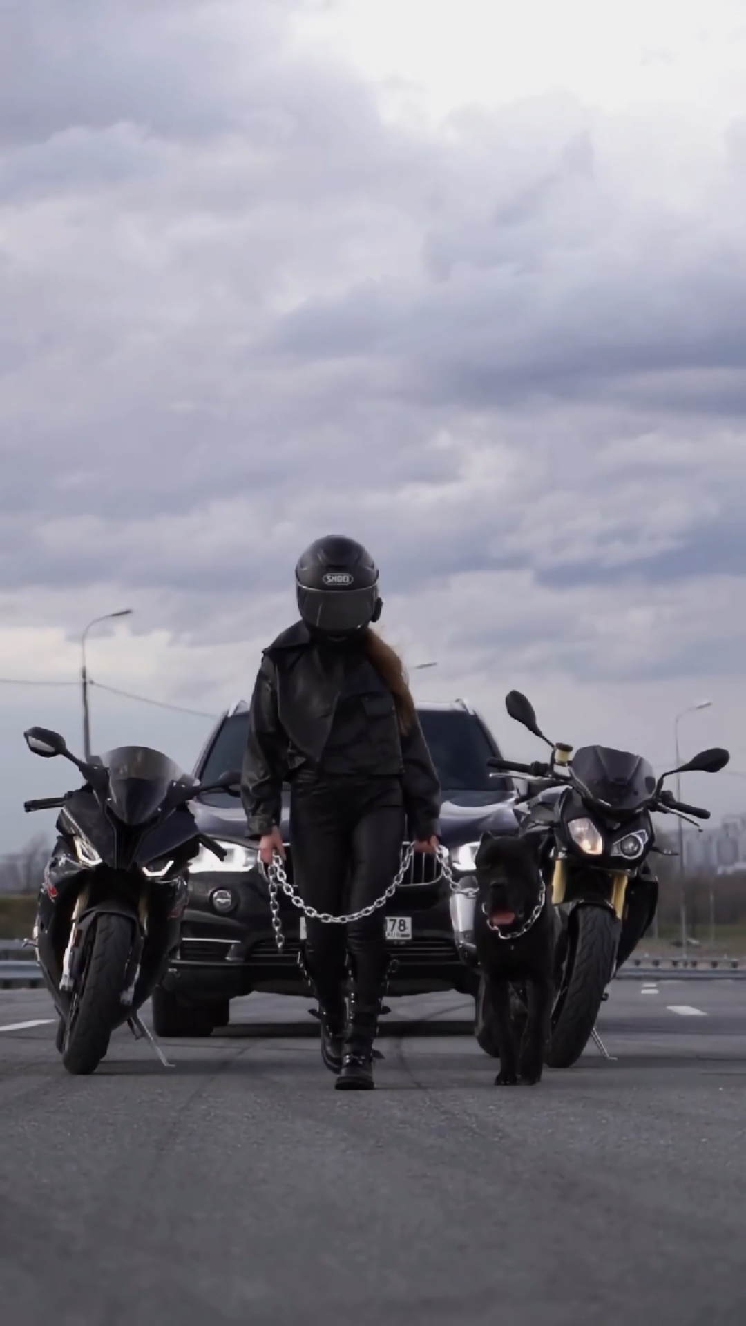 摩托车#豪车做拍摄背景