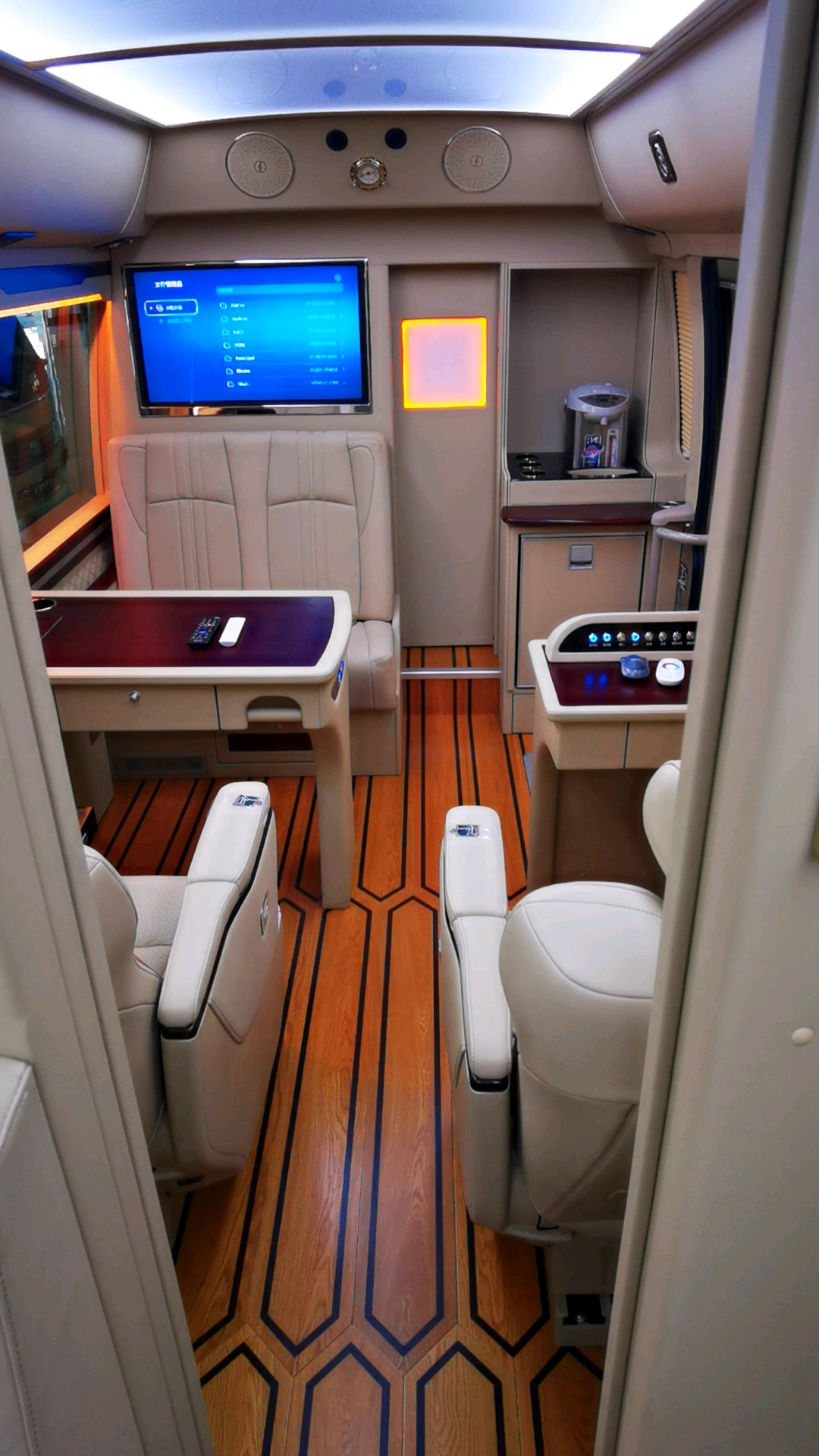 丰田考斯特高端房车,6座带卫生间,内饰可以定制,黄牌空间大.