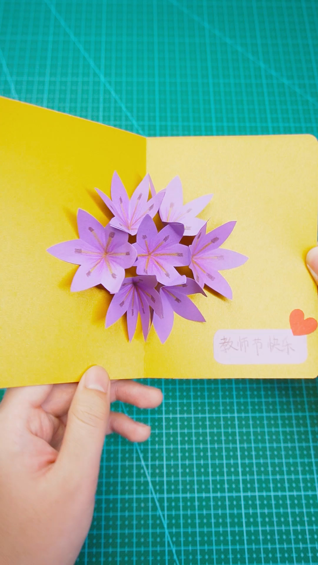 手工折纸自己动手做的教师节贺卡平面贺卡里藏着立体百合花好好看