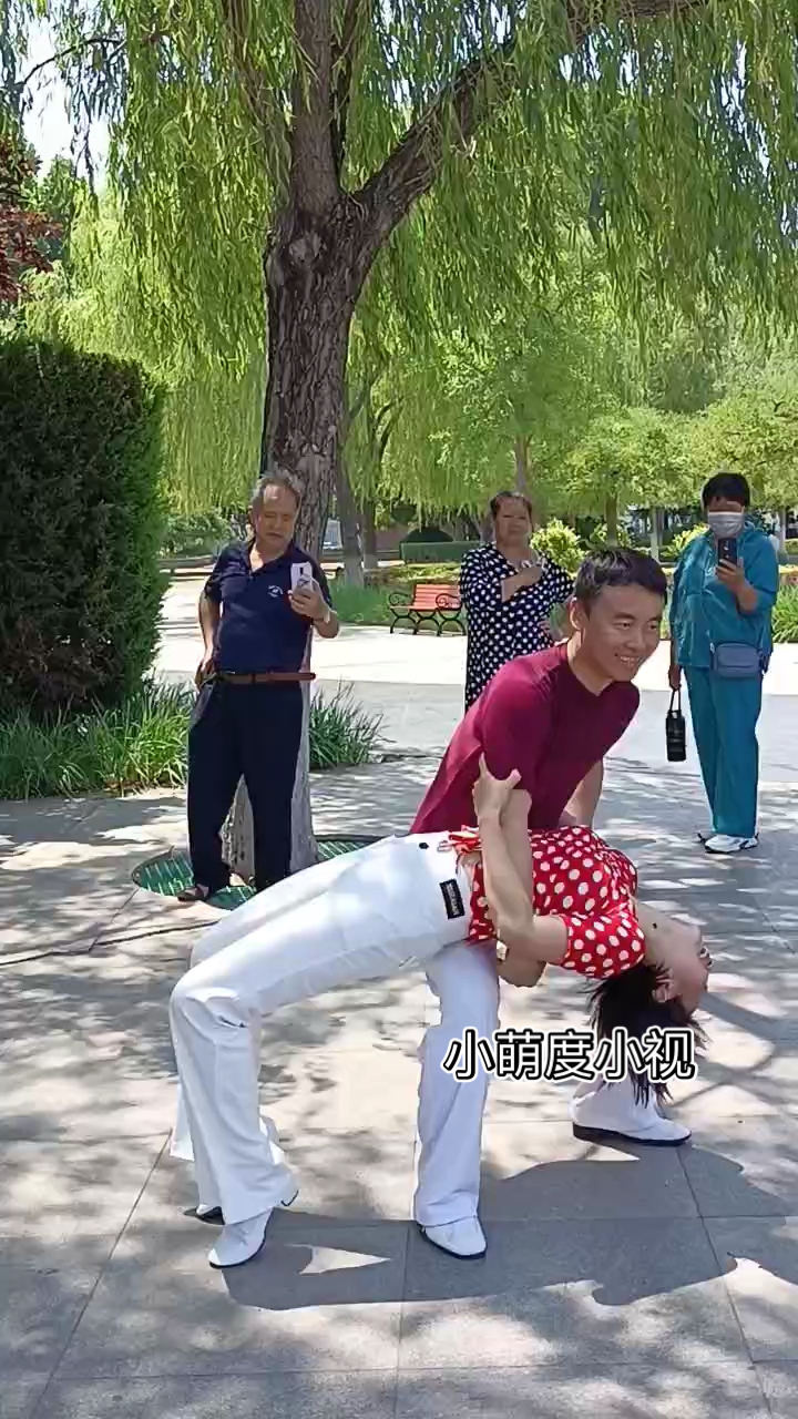 滨芳兄妹跳舞配合真默契,小芳扭起来真妩媚,大叔都看呆了