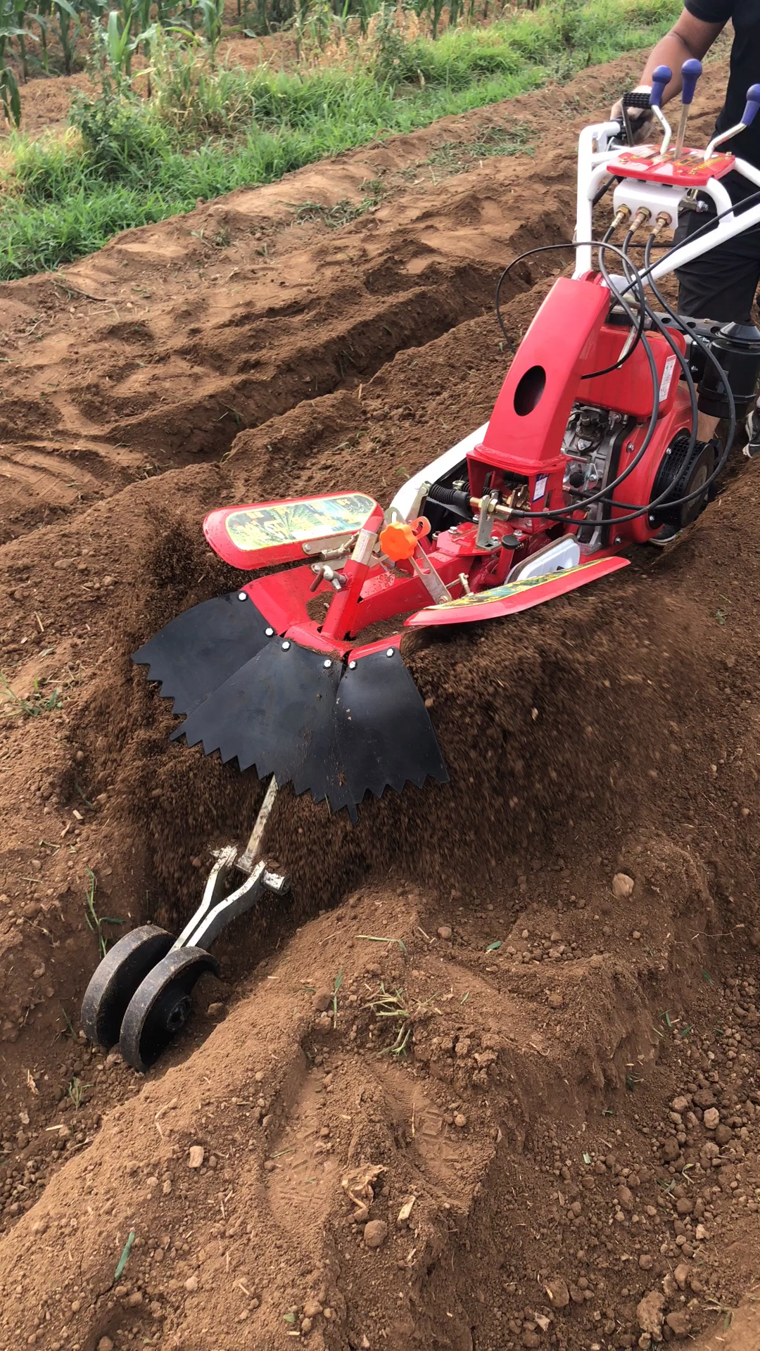 多功能开沟培土机