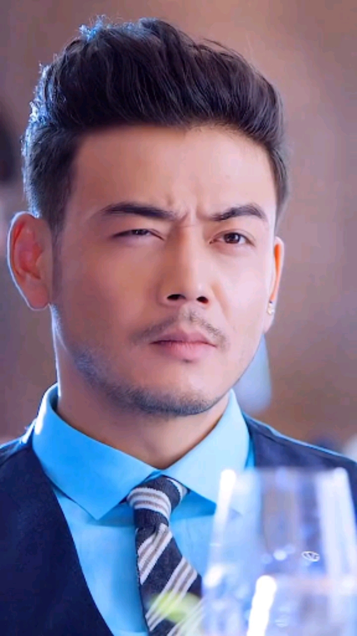 成熟男人的魅力加痞气,曾演《欢乐颂》里的小包总