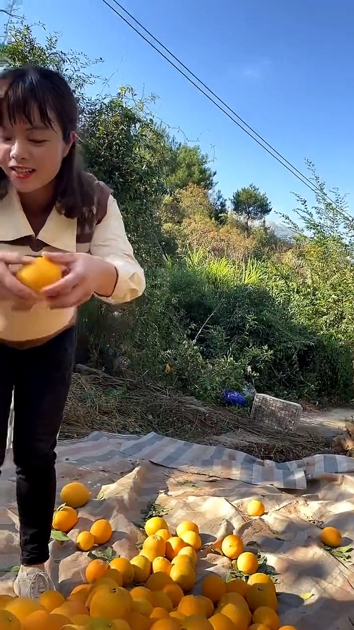 五湖四海的叔叔阿姨,哥哥姐姐,弟弟妹妹吃赣南脐橙咯……新鲜又美味哦