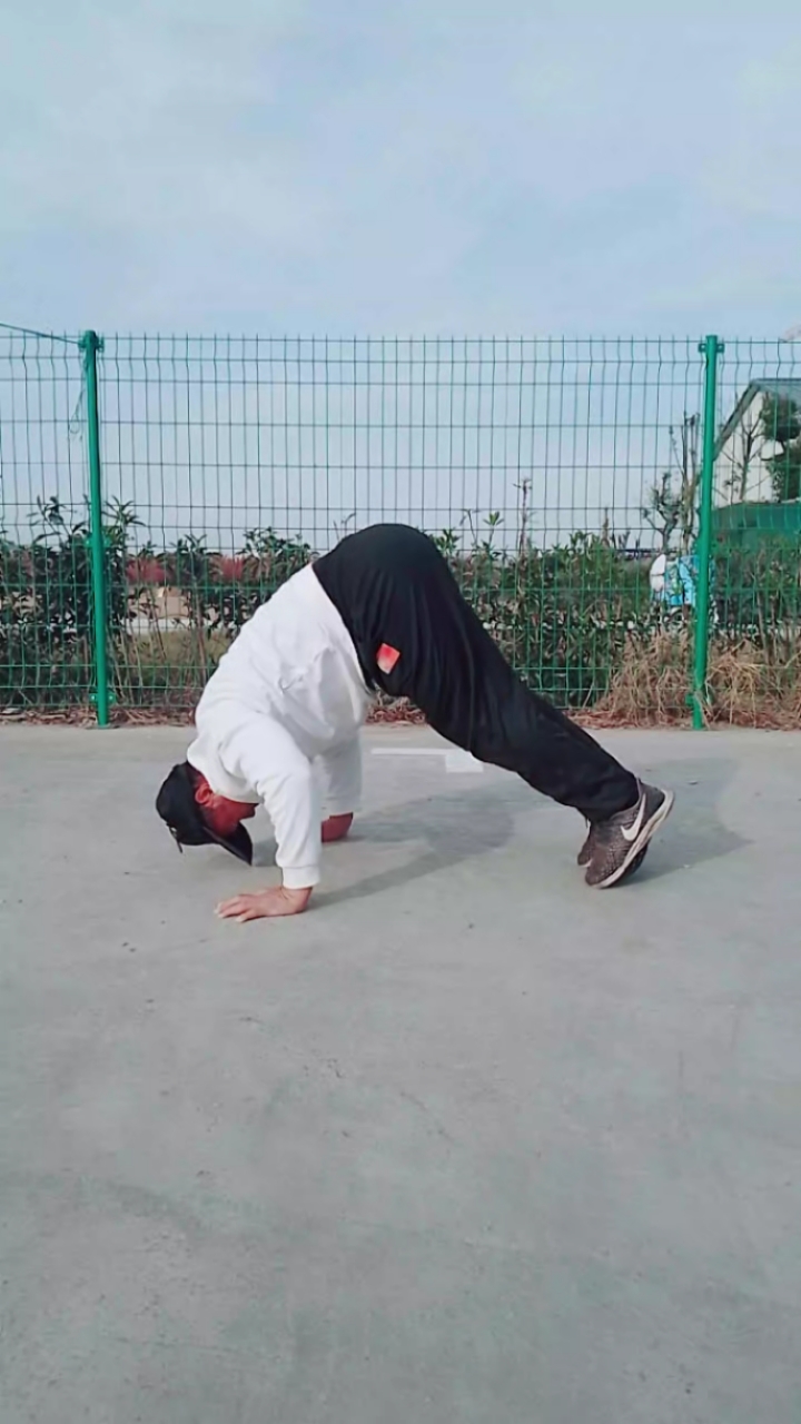 健身宁教练传递健身正能量#折刀式俯卧撑