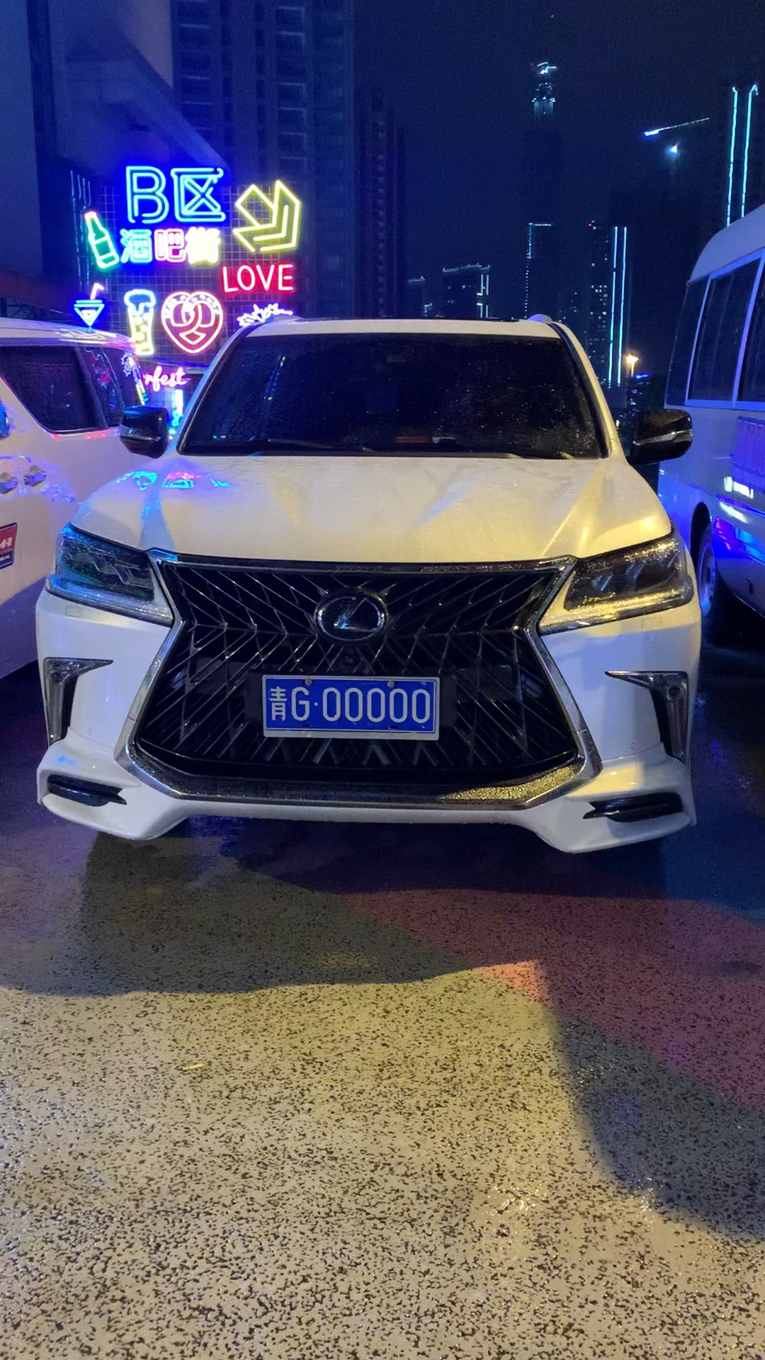 街拍豪车哦哟偶遇牛批加闪电青g五个0雷克萨斯570这