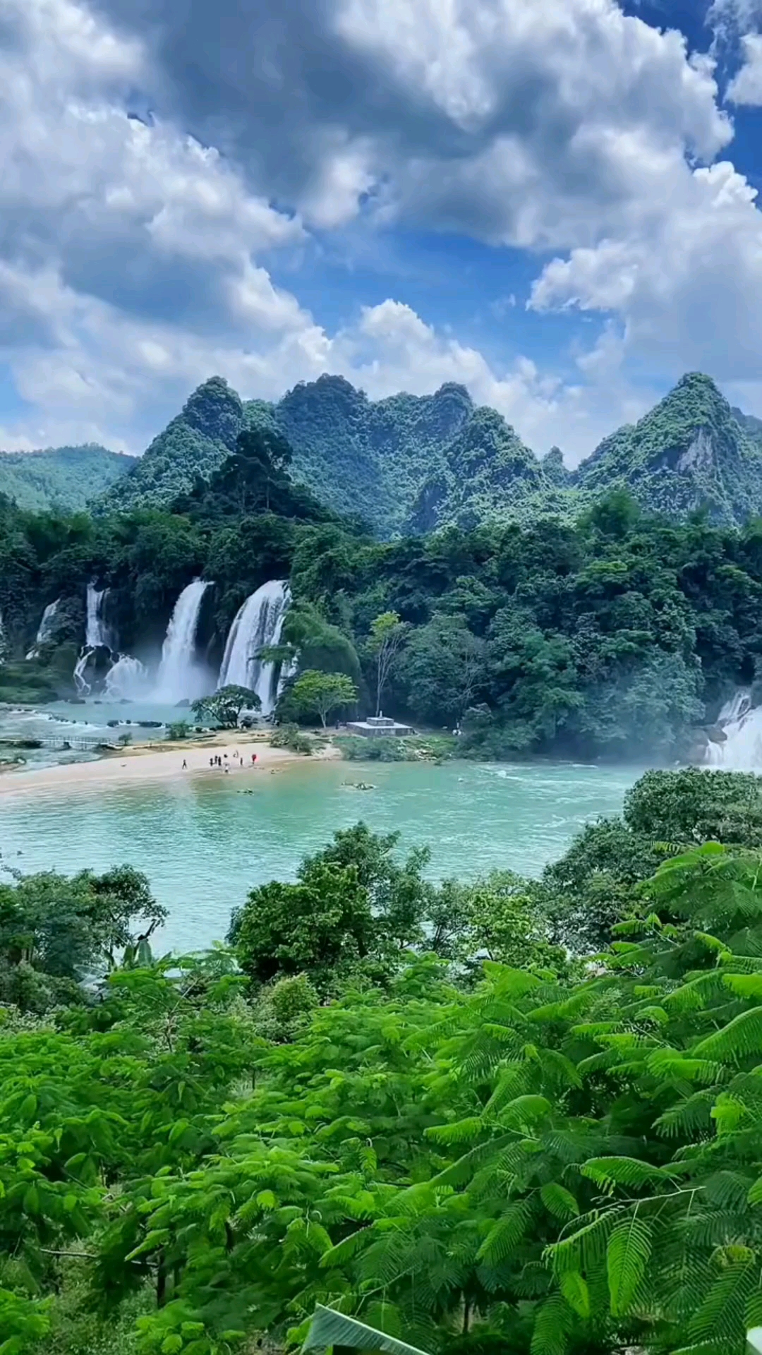 大美广西,德天跨国大瀑布,这里的风景美不胜收,真让人流连忘返.