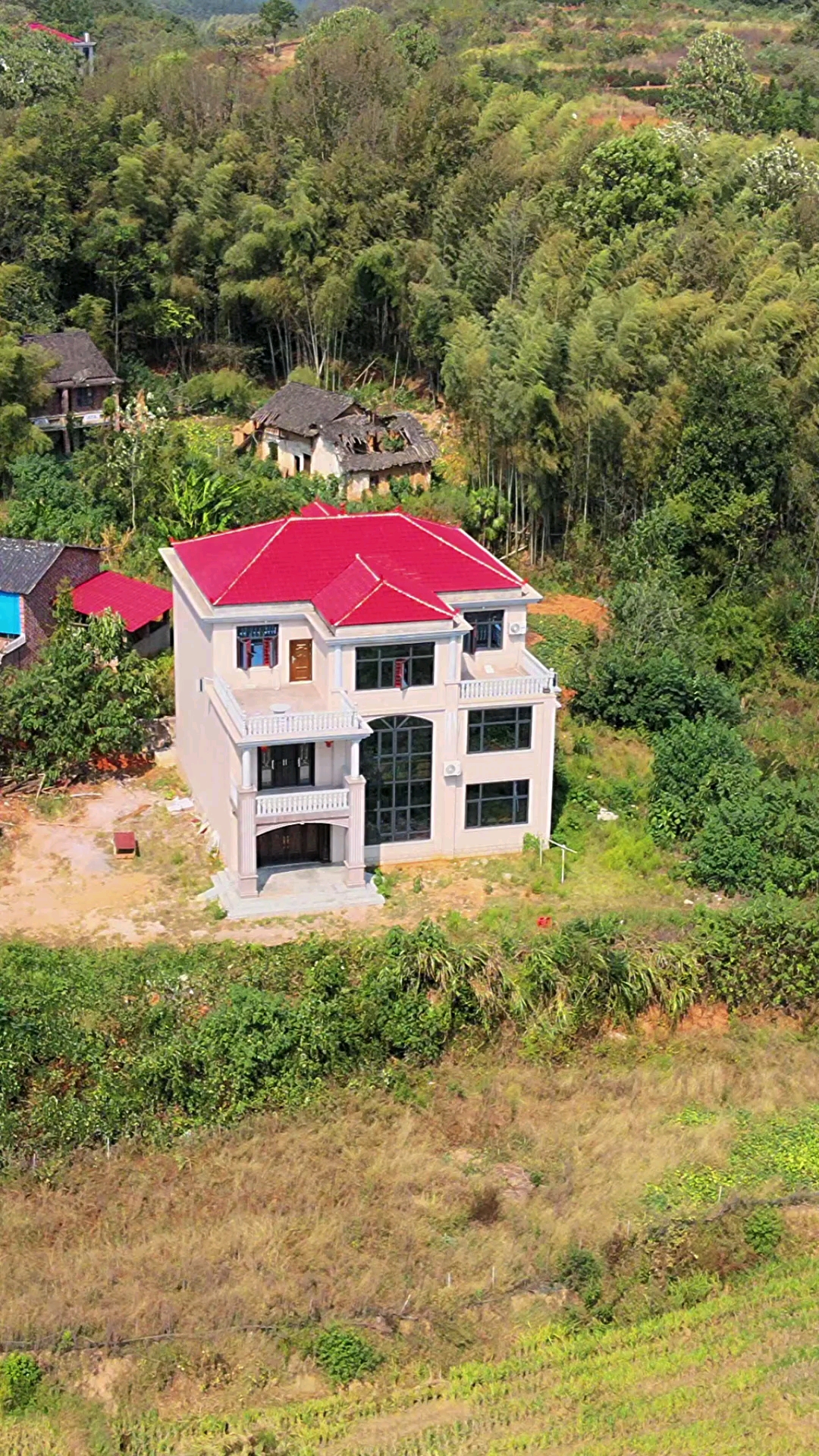 农村自建房#虽然老家还是泥巴路,但是老家有房才有根,为了保住根付出