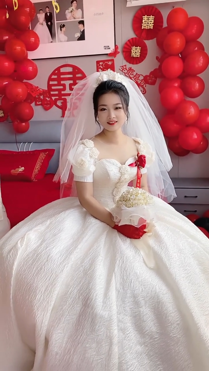 漂亮姑娘出嫁了,祝幸福的小两口,新婚快乐,甜甜蜜蜜,幸福久久