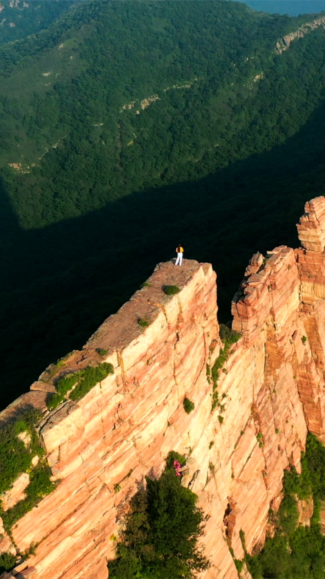 河北九女峰"一米崖",两侧是悬崖峭壁,隔着屏幕两腿都发软,你敢体验吗?