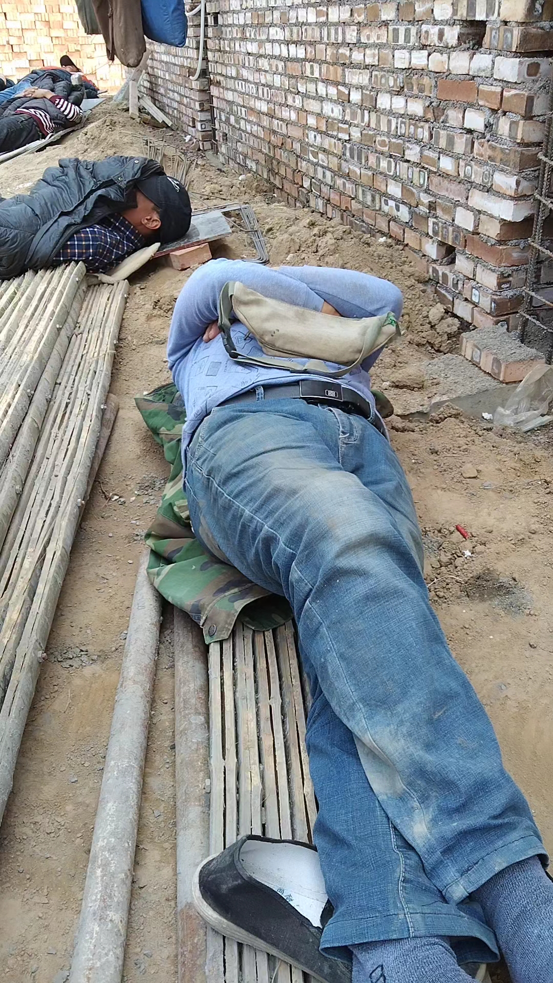 劳动最光荣#这是谁的父亲?又是谁的丈夫?