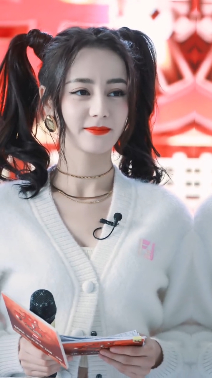 迪丽热巴双马尾超可爱超甜,活力满满