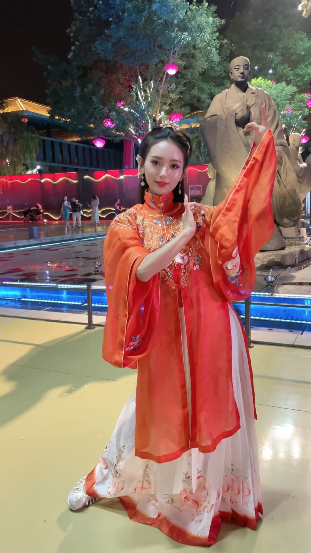 大唐不夜城千艺仙女下凡来红装素裹舞动美丽的大唐不夜城悄悄问圣僧