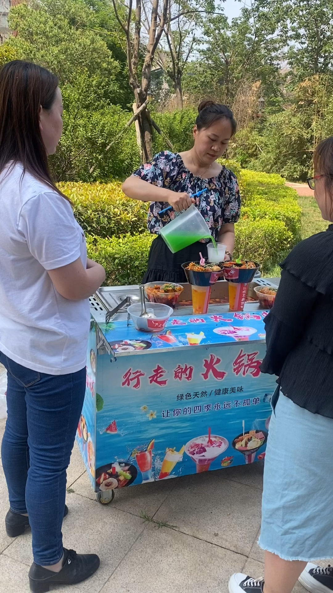 小区门口摆摊卖火锅杯,每天500杯两小时卖完