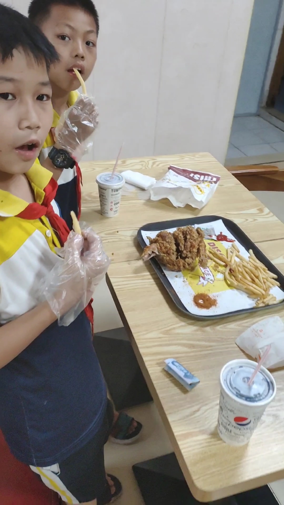 不一样的人生#几个小朋友来吃炸鸡,我给他俩送了两杯可乐,可开心了