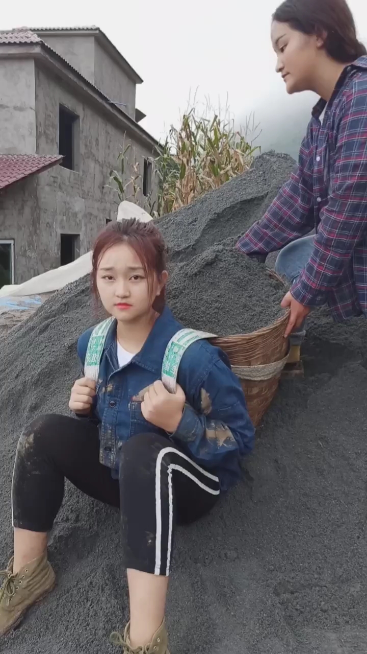 地道的农村女儿,出生贫寒,性格文静,不羡慕,不攀比没文化没才艺,只有