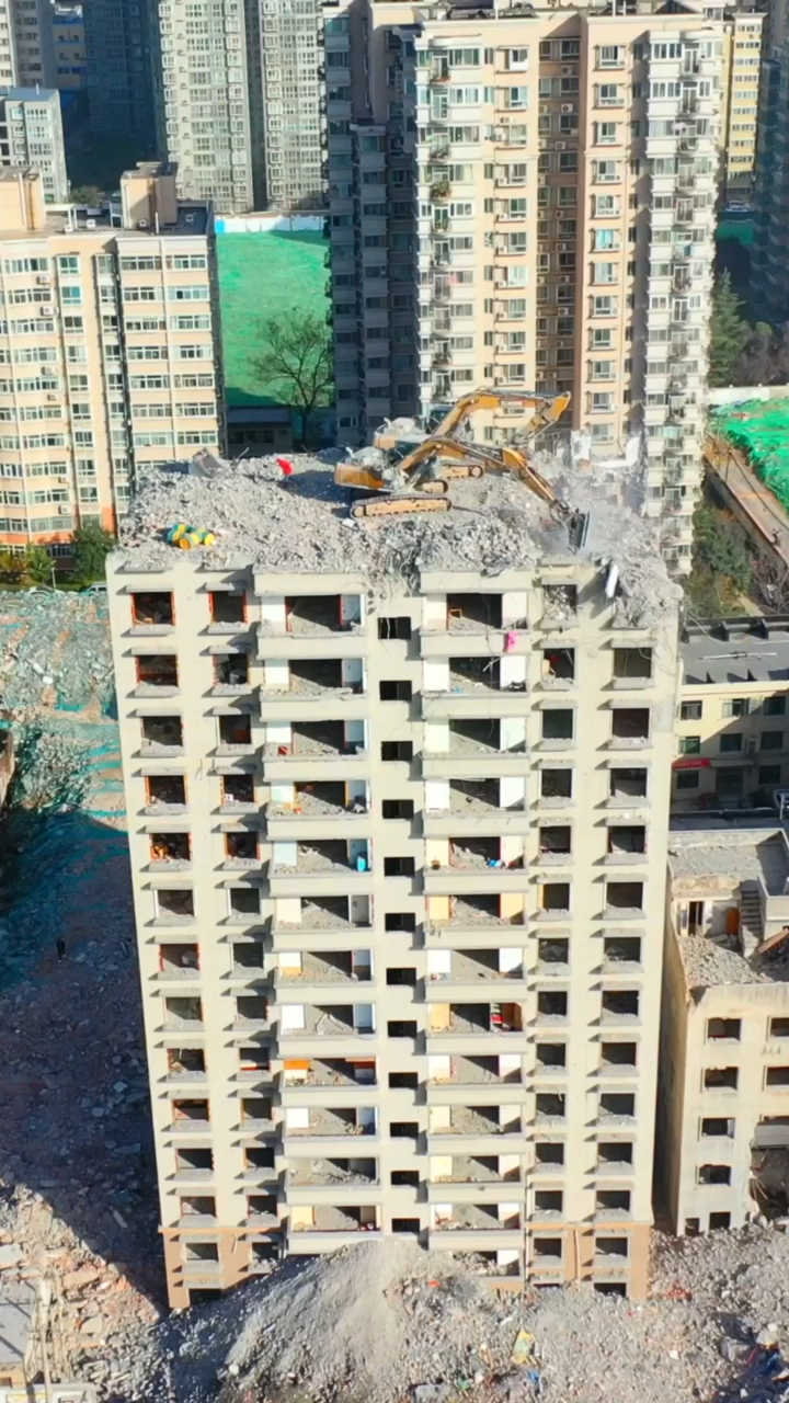 高楼拆除,挖掘机是怎么上去的?