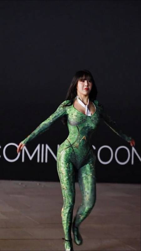 街拍美女猪小七小姐姐给你们表演个才艺女版绿巨人真是帅气