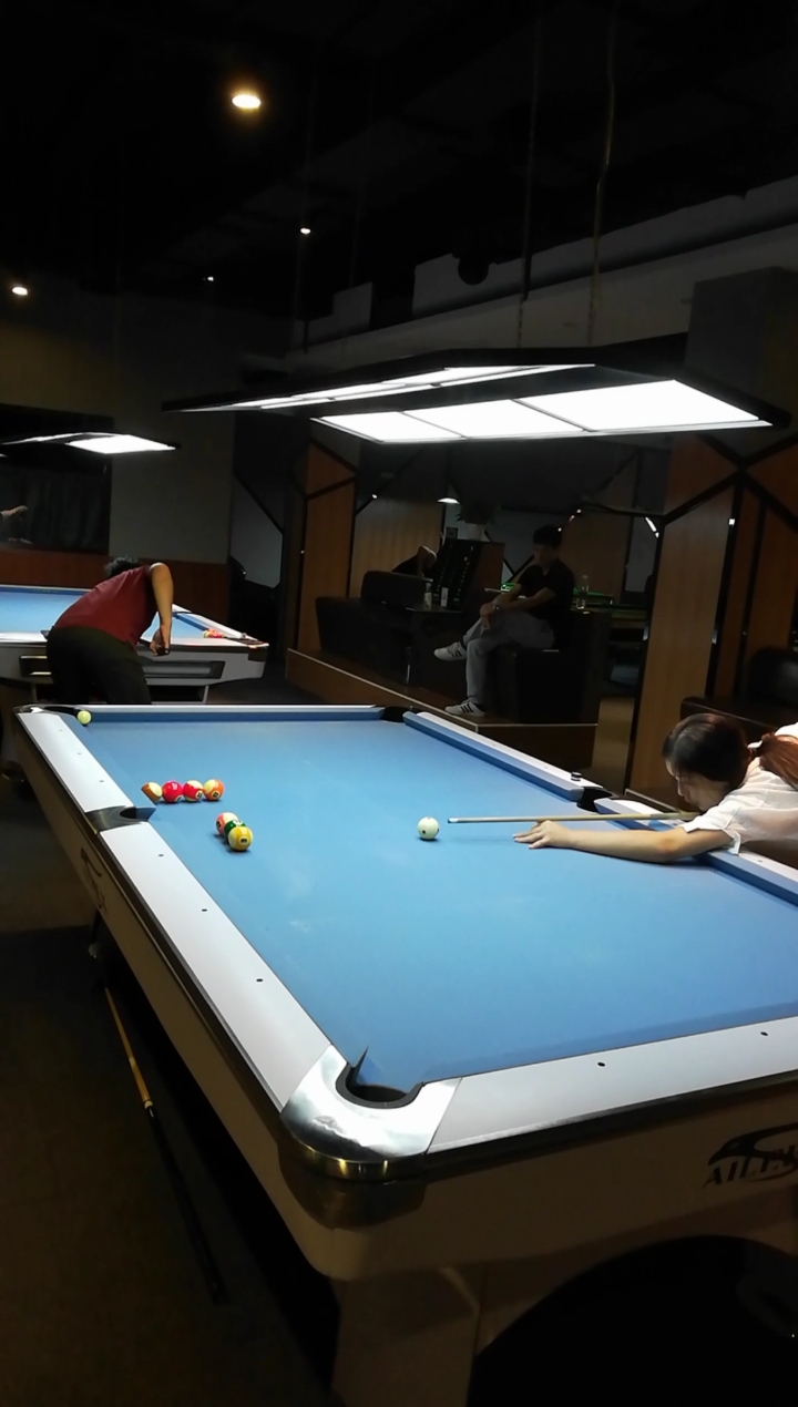 美女现场表演花式台球
