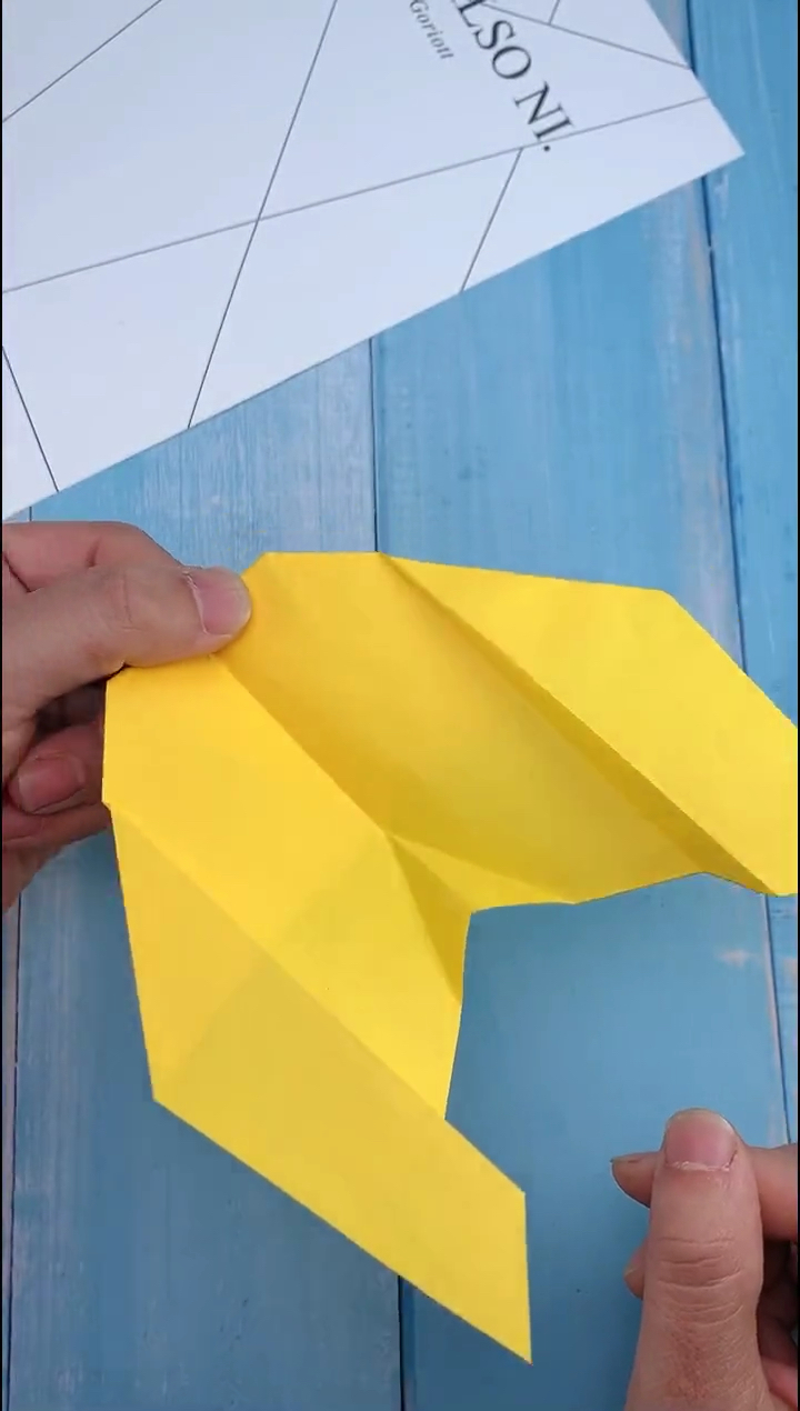 手工制作超好玩的悬浮纸飞机快来折一个吧