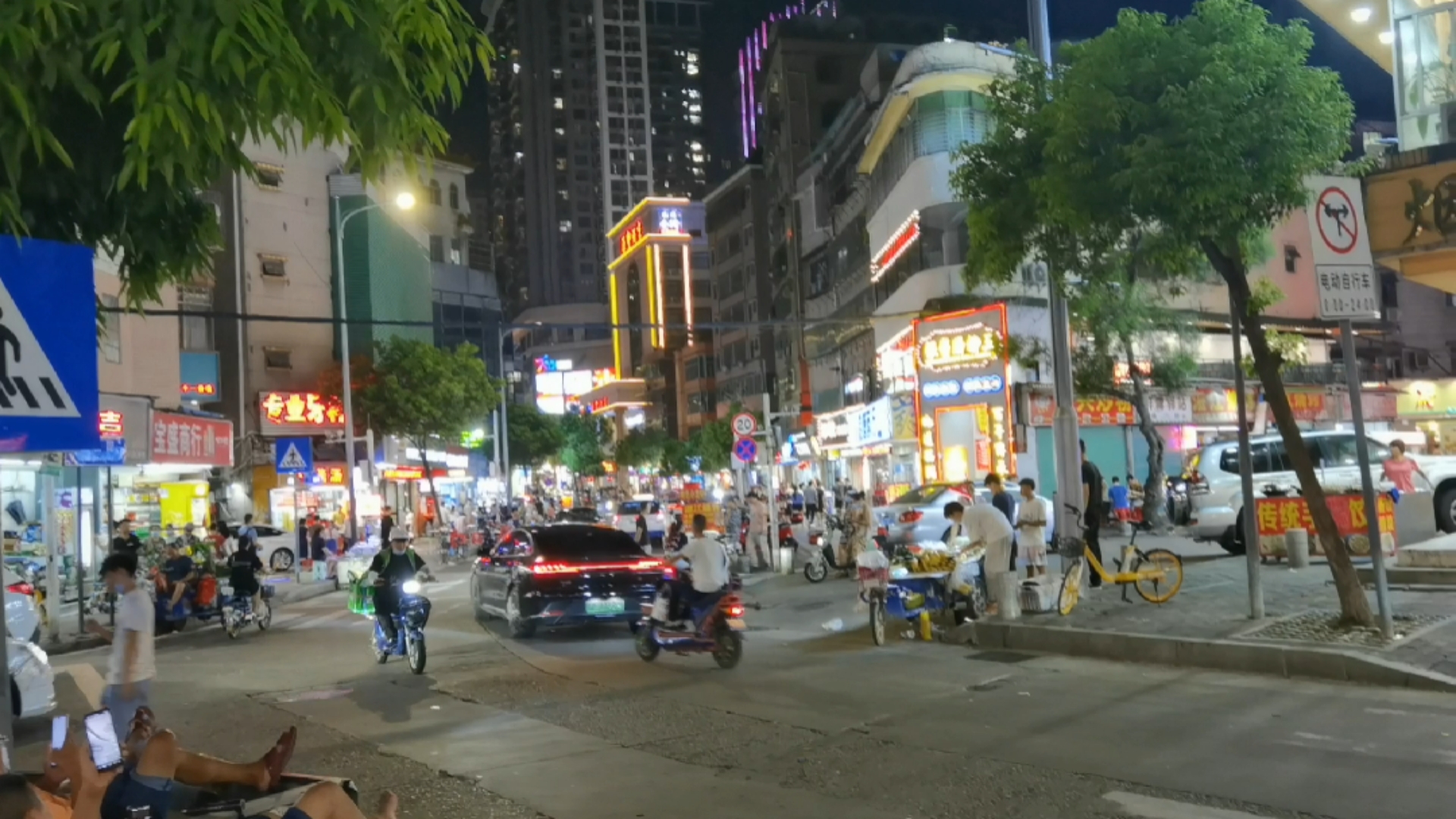 深圳布吉居民晚饭后的悠闲生活