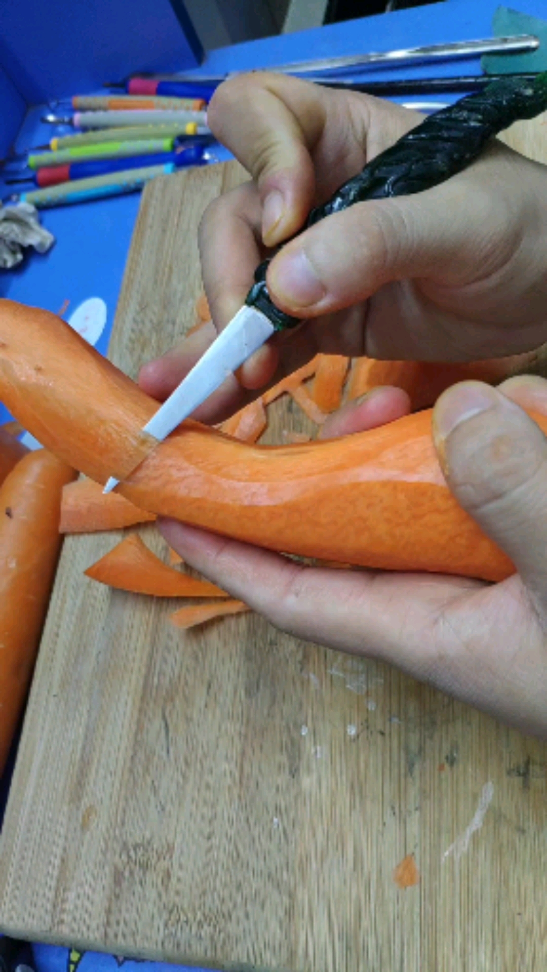 红萝卜雕刻金鱼教学第16集,价值千万教学手艺,七星级酒店分享给你们.