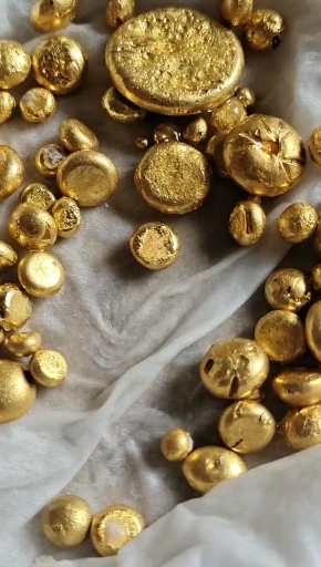 这黄金纯度老高了!含金废料里面提炼出来的黄金纯度就是高!