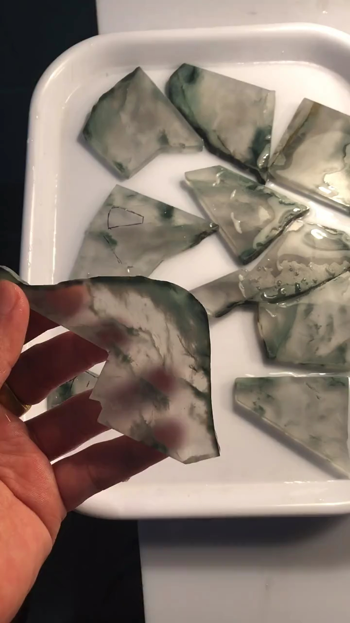 刚切下来的玻璃种翡翠片料